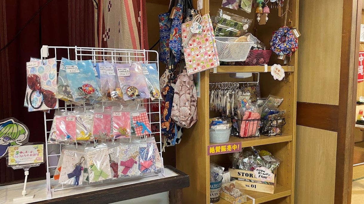 *【売店】かわいらしい小物が並ぶ売店で、お土産にいかがでしょうか。