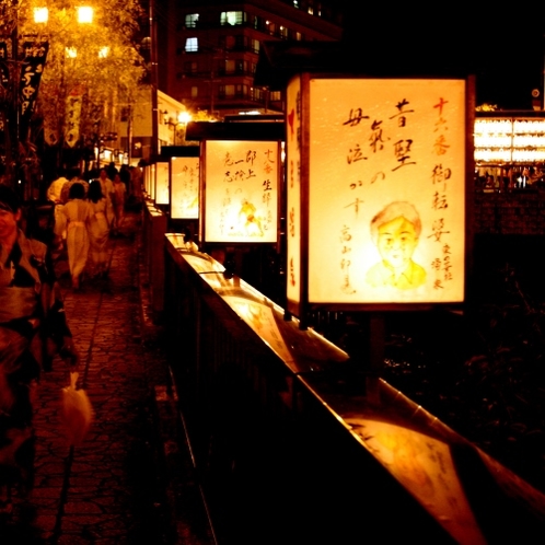 ◆【いでゆ夜市】狂俳が描かれた行灯が温泉街の夜を彩る