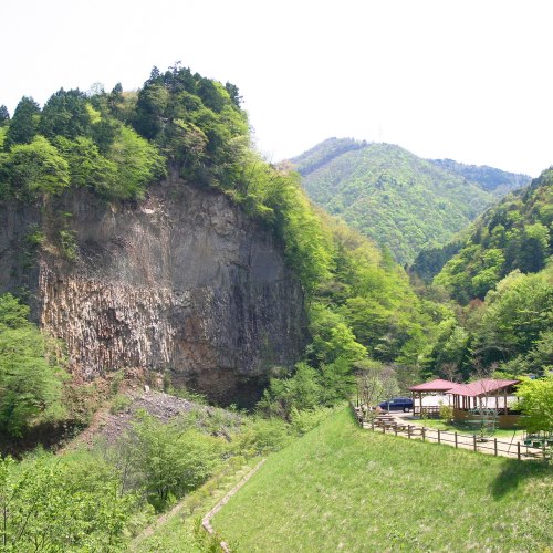 ◆◆【巌立峡】溶岩で形成された柱状節理の大岩壁、巌立