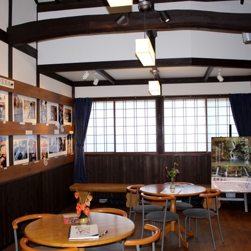 ◆【湯の街ギャラリーさんぽ道】県内の文化などを紹介する企画展示のほか、絵手紙の体験もできる