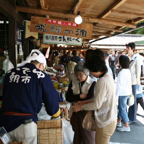 ◆【いでゆ朝市】地元の土産品や地酒などが並ぶ朝市