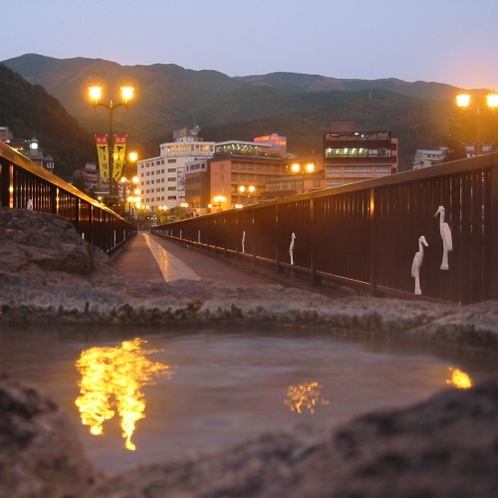 ◆【温泉といでゆ大橋】噴泉塔と飛騨川にかかるいでゆ大橋（下呂大橋） 