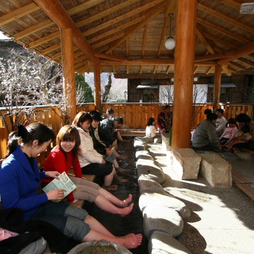 ◆【合掌の足湯】下呂温泉合掌村の中にある大きな足湯