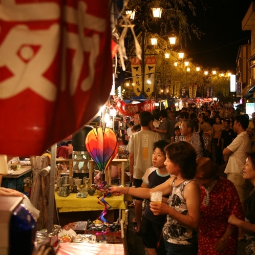 ◆【いでゆ夜市】７～８月の毎週土曜日に開催、阿多野谷沿いに店が並ぶ