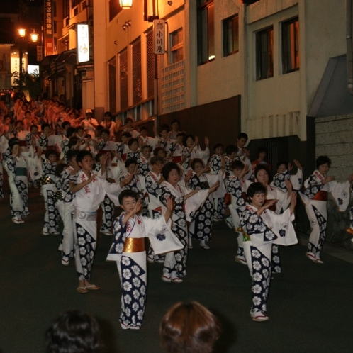 ◆【民踊ながし】そろいの浴衣で温泉街を踊りながら進む「民踊ながし」