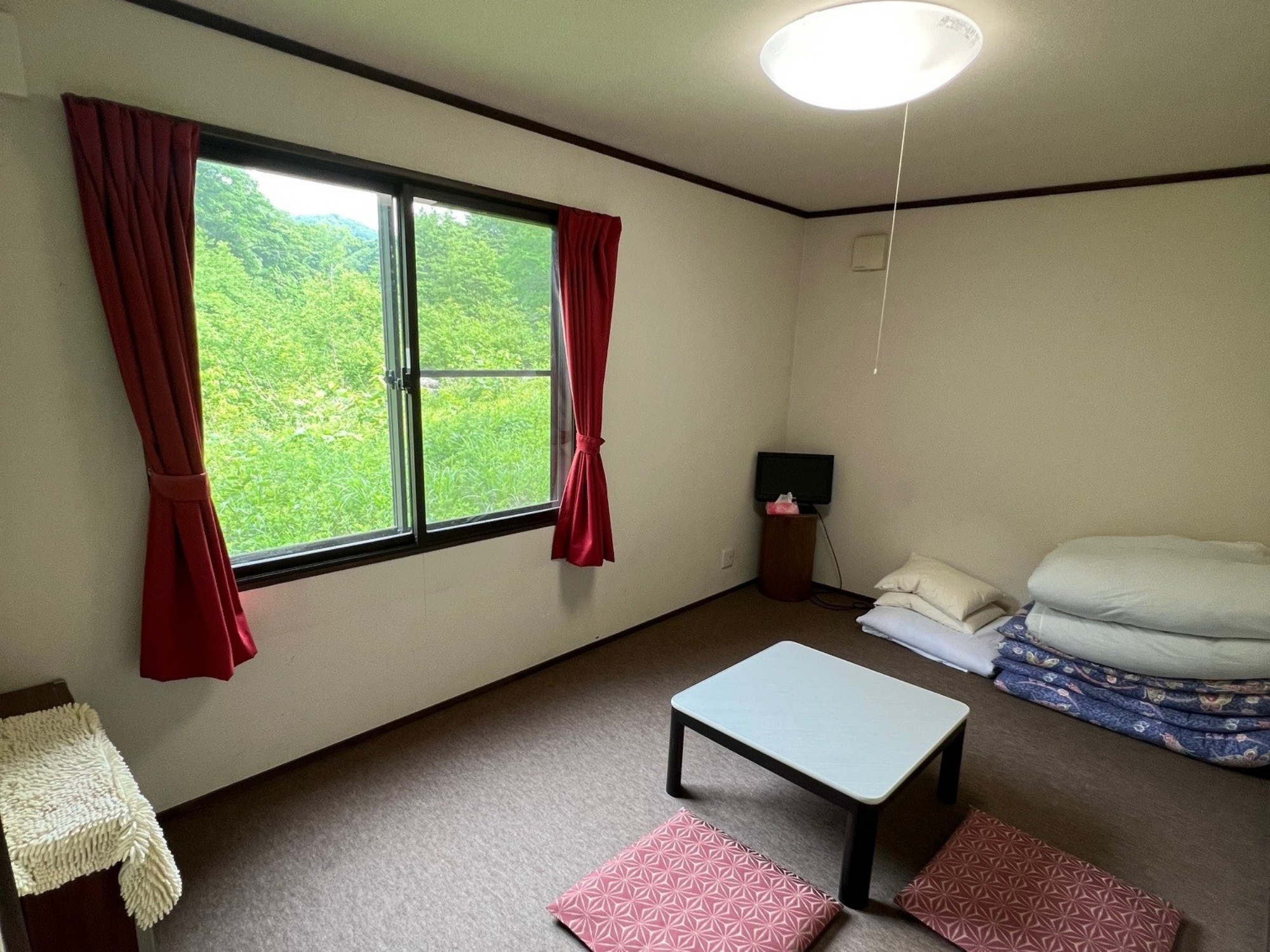 *部屋一例／窓の外に広がるの緑を眺めながら、ほっとひと息つけるお部屋。