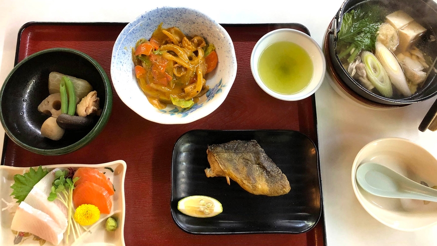 ・〈日替わりの夕定食〉お刺身や肉野菜炒めなどボリュームも満点