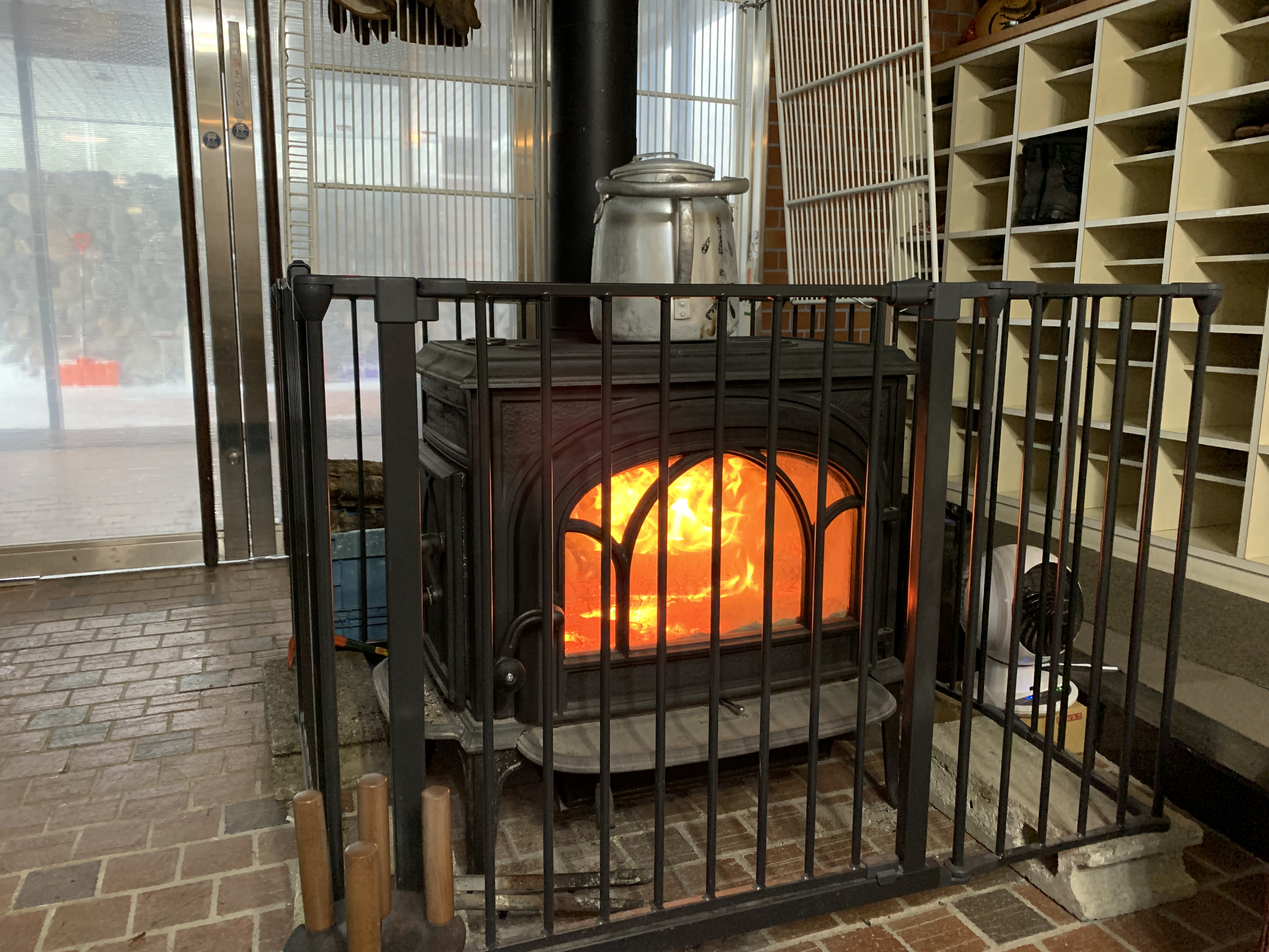 冬は薪ストーブがお出迎え