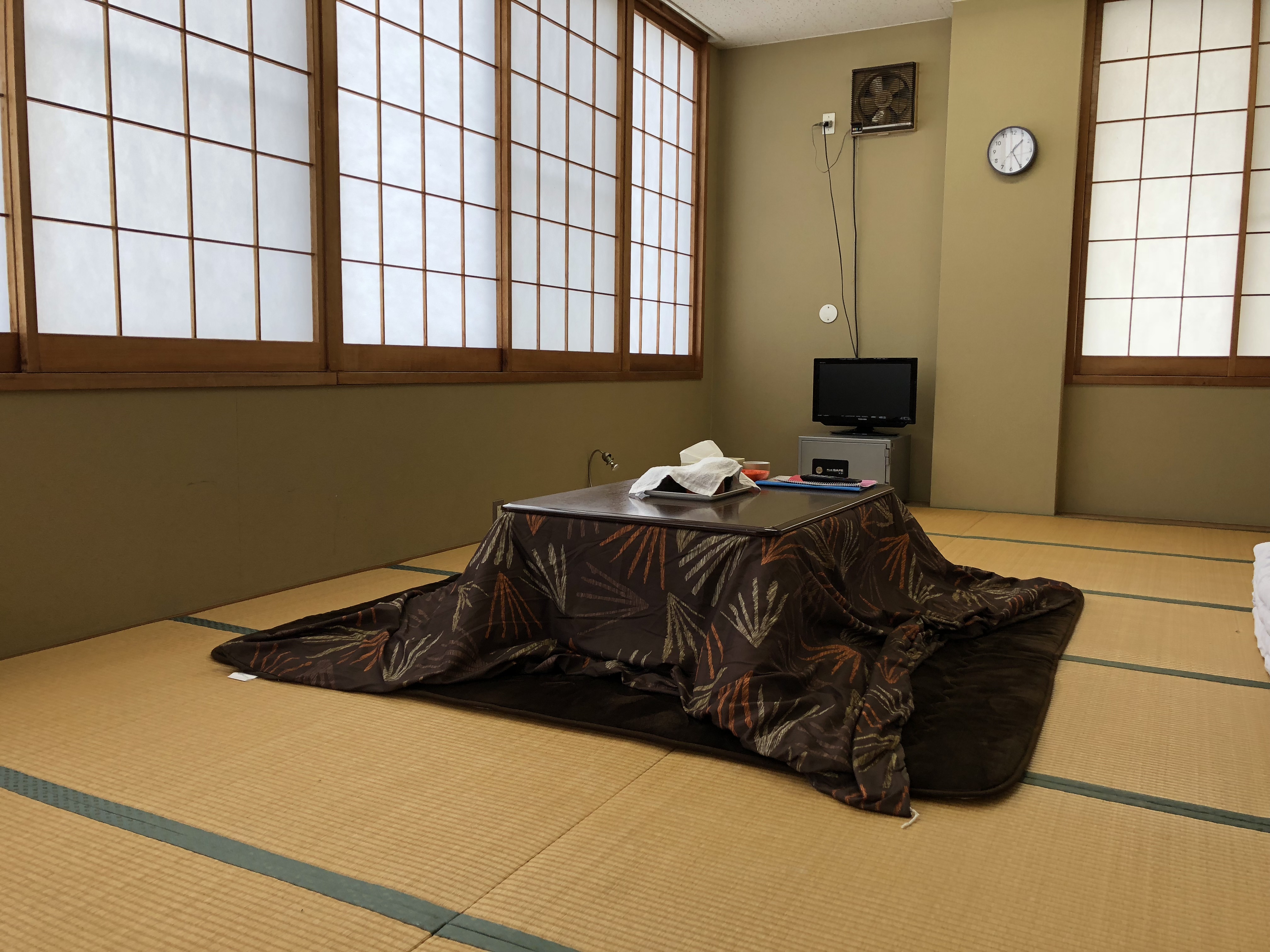 【本館　大部屋】　こたつ