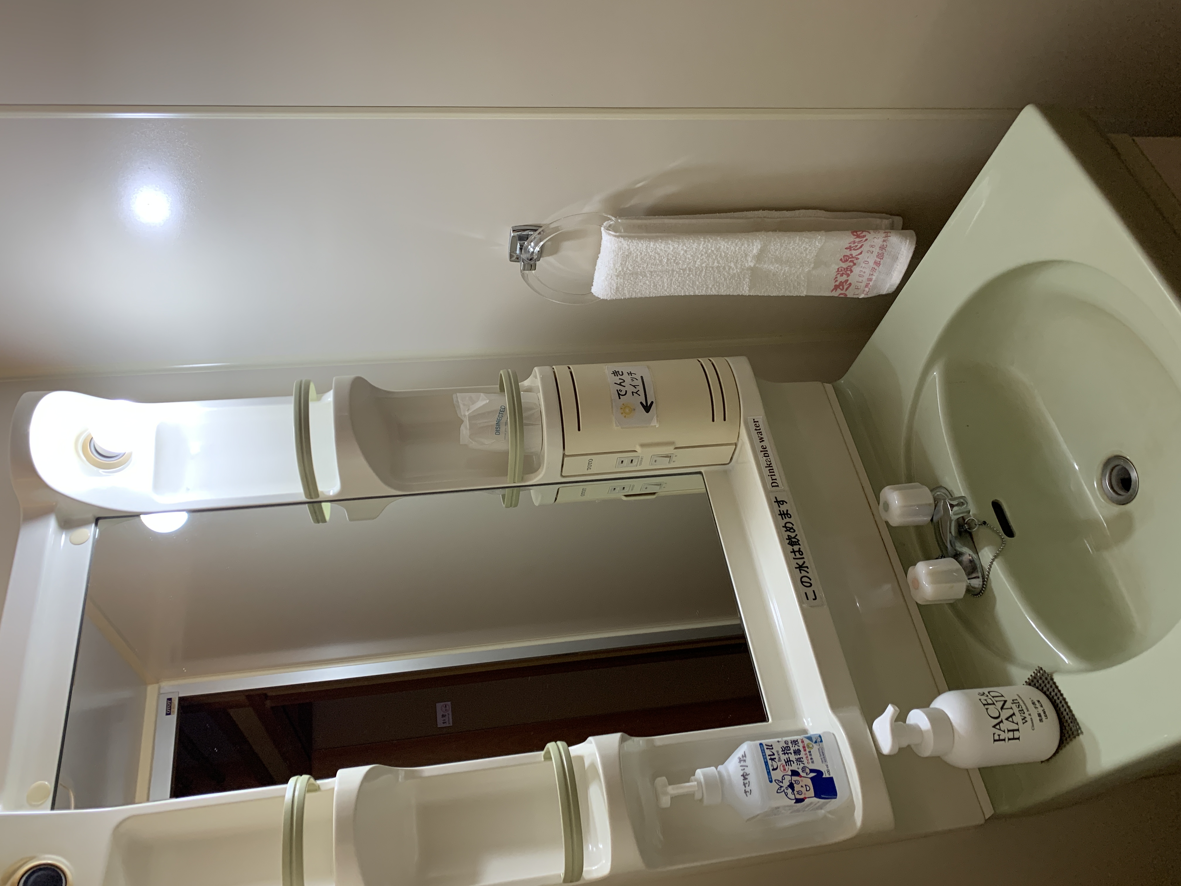 【新館】２階４部屋には、おへやにトイレと洗面台があります