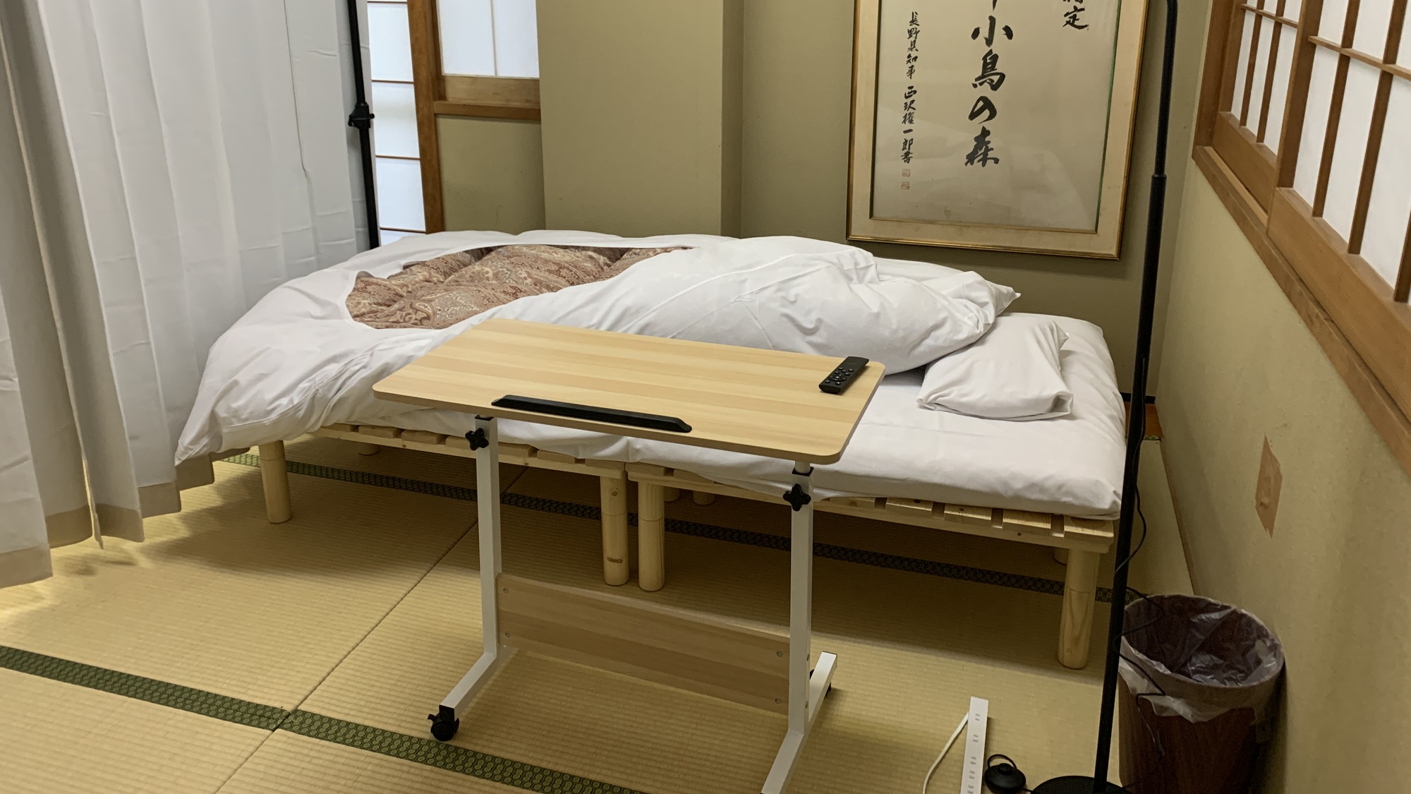 【本館6号室大部屋28号】半個室エリアにはデスクやライト、ベッドを完備