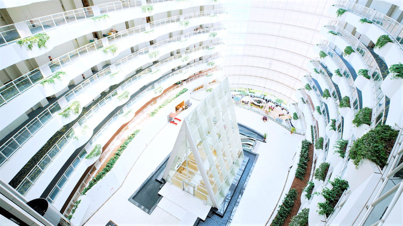 神聖な空気を感じる本館、全面クリスタルチャペル「セントグラシアチャーチ」の周囲を囲むように客室が配置