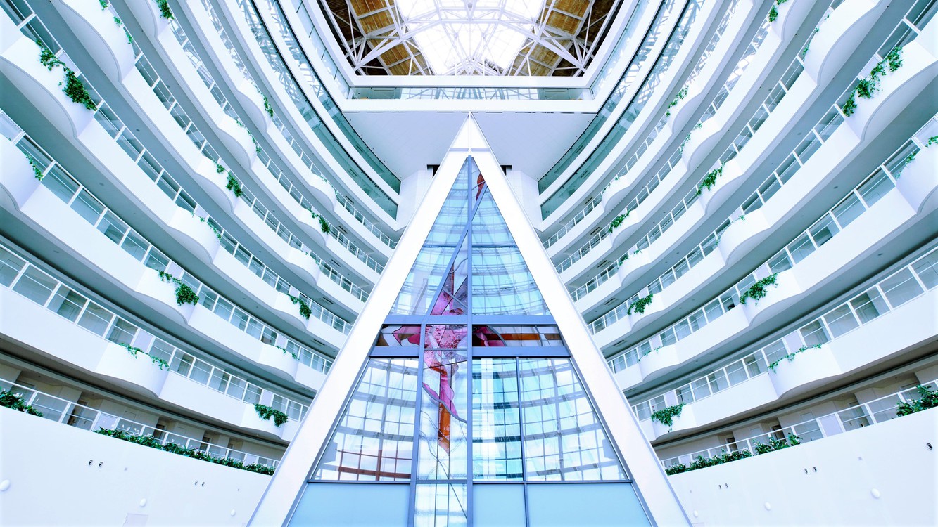 神聖な空気を感じる本館、全面クリスタルチャペル「セントグラシアチャーチ」の周囲を囲むように客室が配置