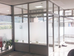 1階に喫煙室完備