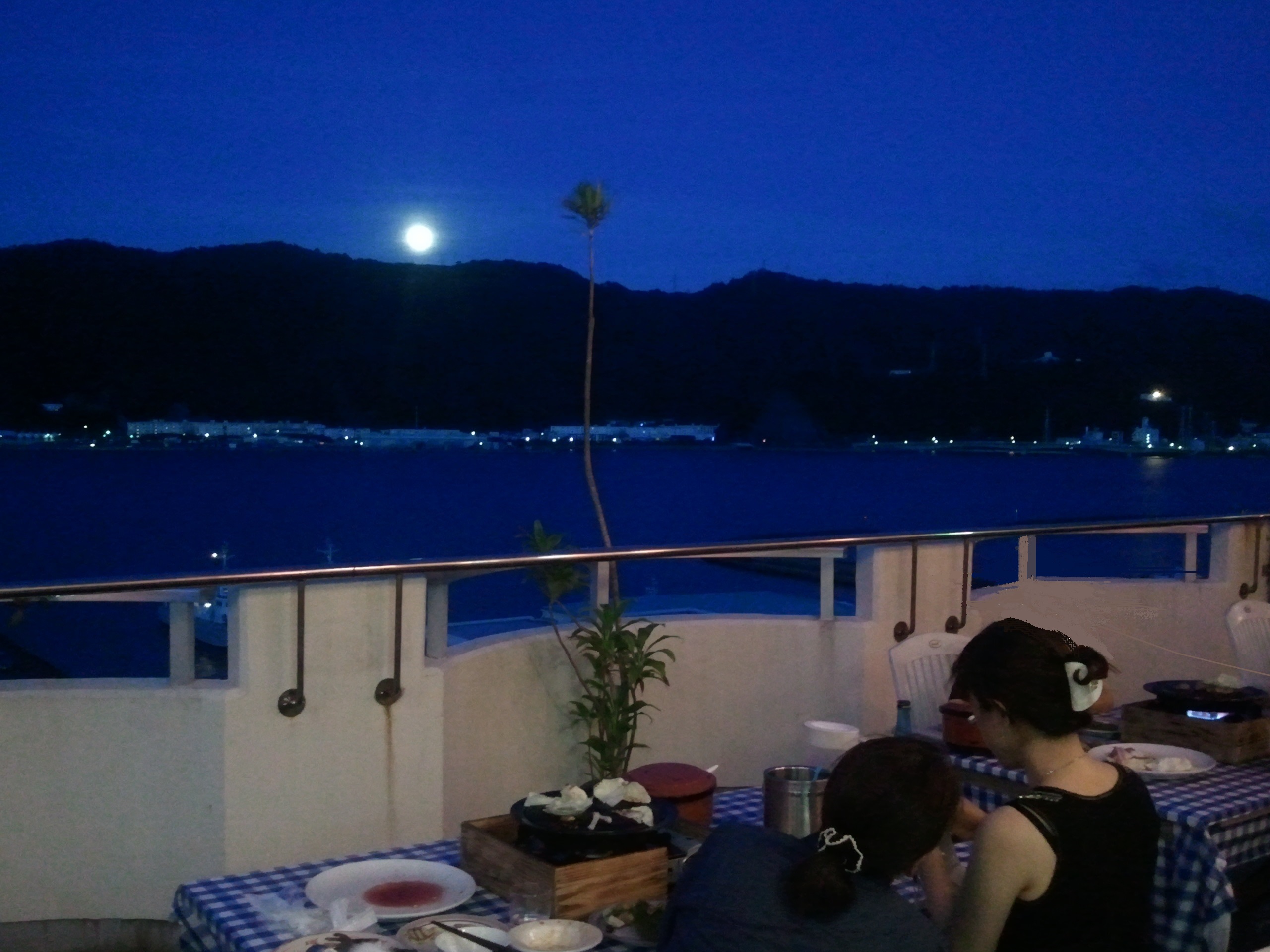 月夜のビアガーデン