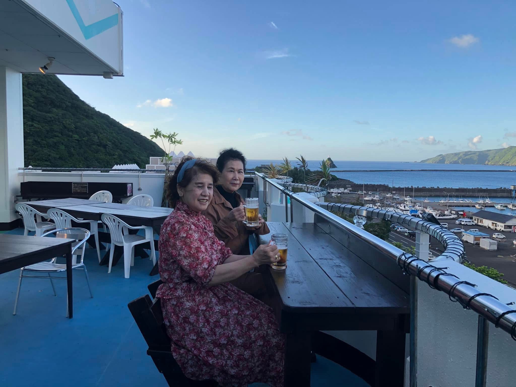 海が見える屋根付きビアガーデン