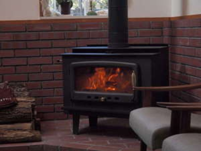 2012年3月、新たに設置した薪ストーブ。炎のゆらめきとあたたかさをお楽しみ下さい。