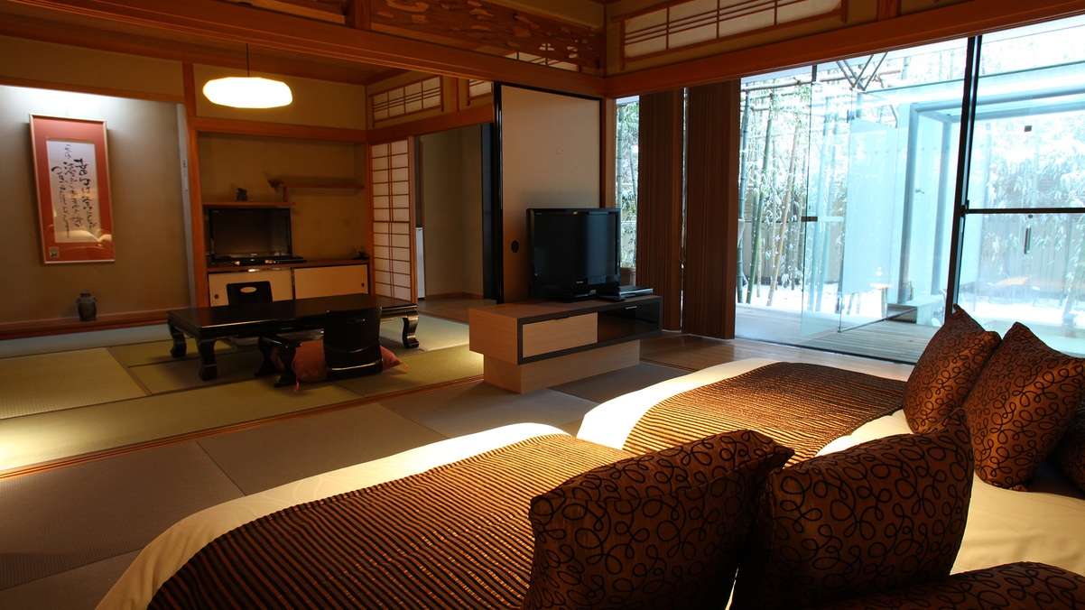 竹林に囲まれた露天風呂に臨む客室「HAMANASU」はまなす