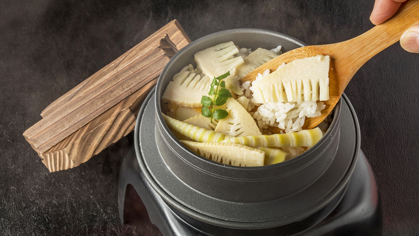 15周年特別企画【旬の4月限定】料理長厳選「筍の釜飯」と季節の懐石料理を愉しむ春の客室露天風呂に浸る