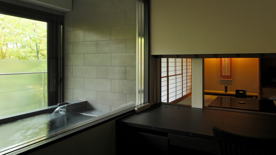 【さぎそう・かたくり】展望風呂に差し込む箱根の輝く光は、満ち足りた瞬間を感じます。