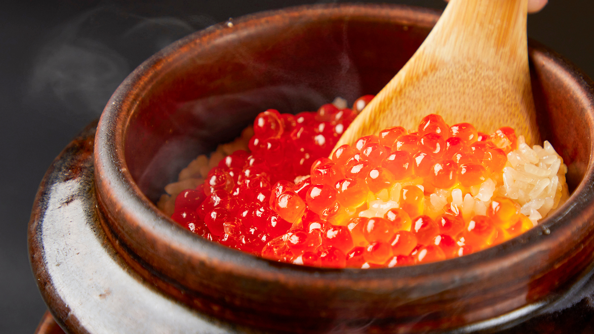 【いくら釜飯】出汁の旨みといくらの塩味が重なり合う贅沢な味わい（イメージ）