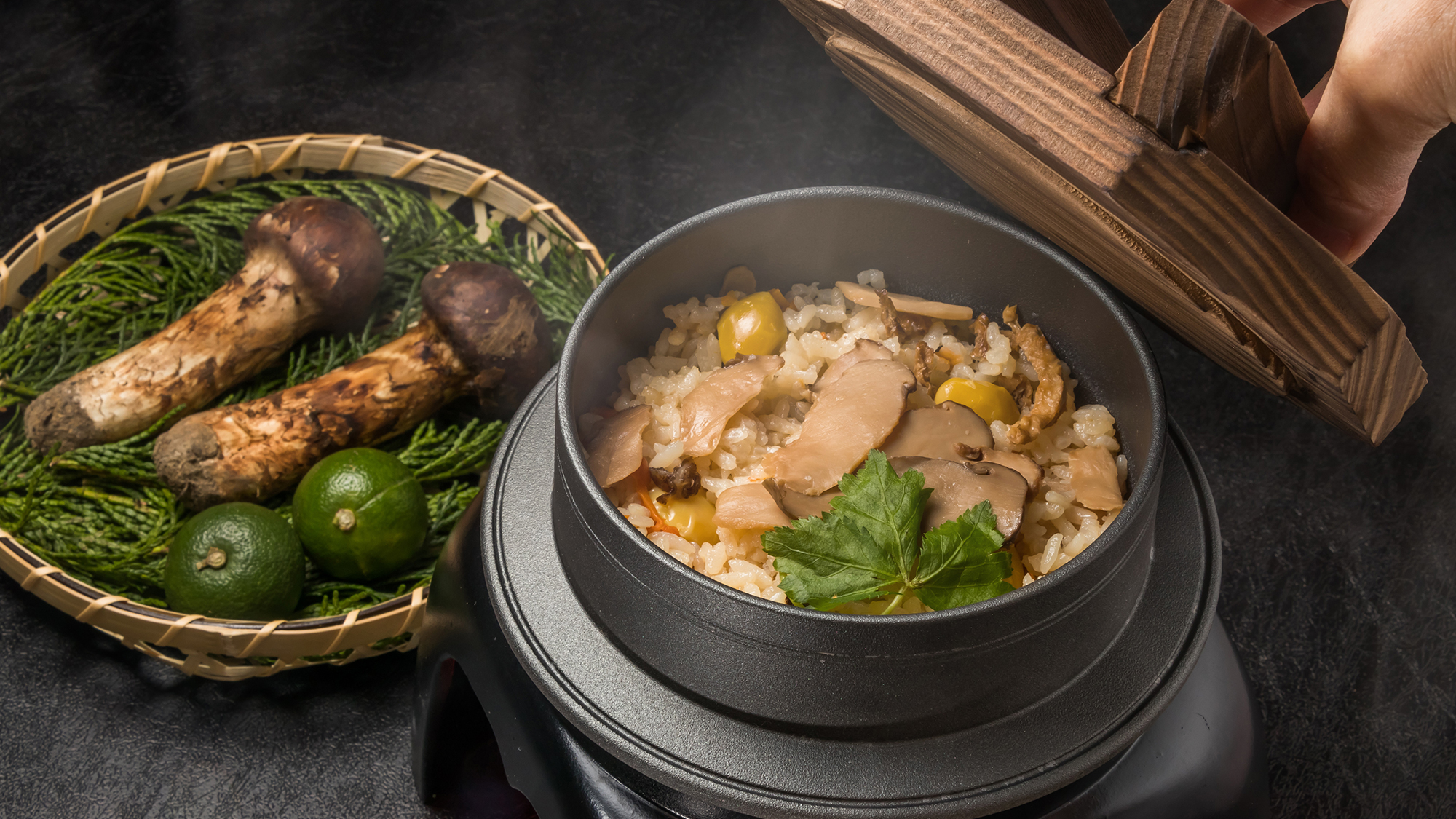 【松茸釜炊きご飯】米一粒一粒に松茸の旨味が染みわたる秋のごちそう（イメージ）