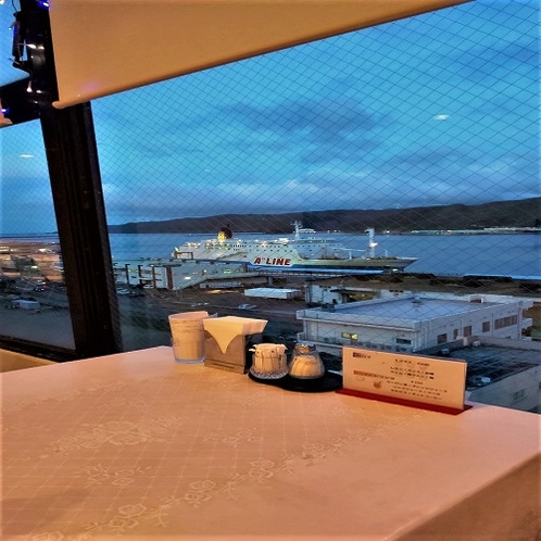 絶景!!展望レストランで朝食と夕暮れの名瀬湾を見ながらおしゃれな夕食