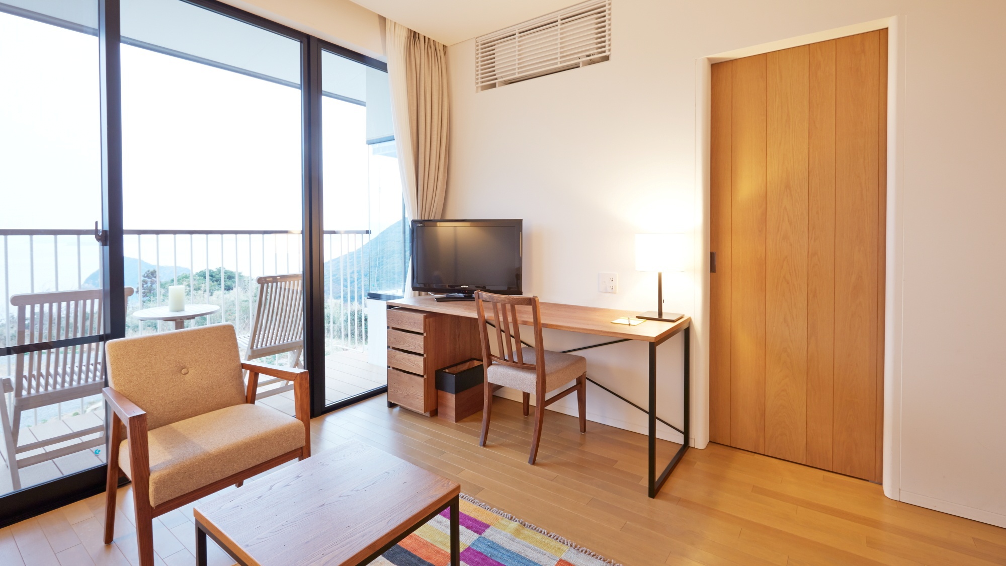広めのデラックスルームにあるくつろぎスペース。五島の景色をのんびりとご覧ください。