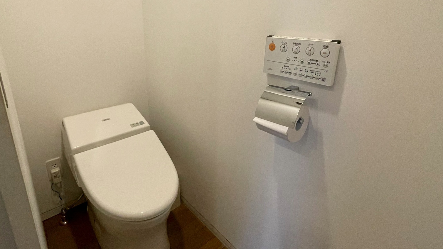 スーペリアルーム、デラックスルームに備わるトイレです。 