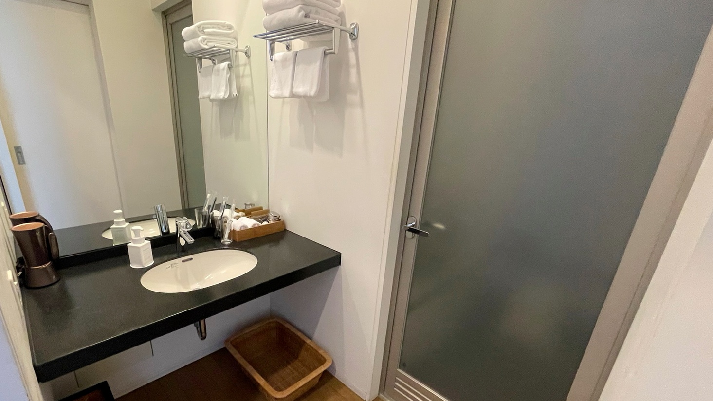 スーペリア客室のお部屋に備わる洗面です。バス・トイレ別。（お部屋により配置は異なります） 