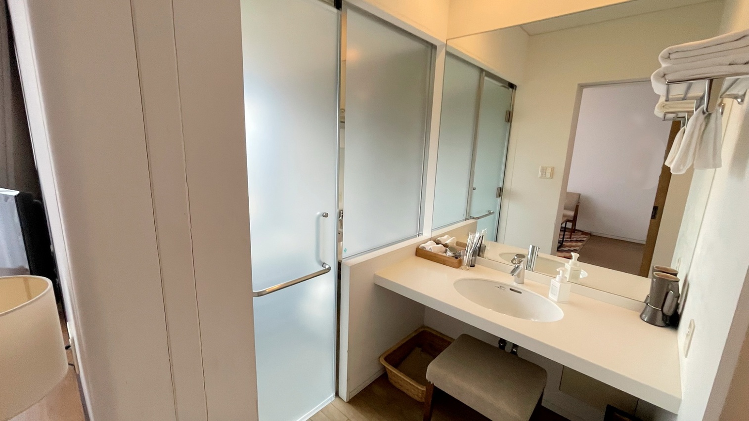 デラックスルームに備わる洗面です。バス・トイレ別。（お部屋により配置は異なります）