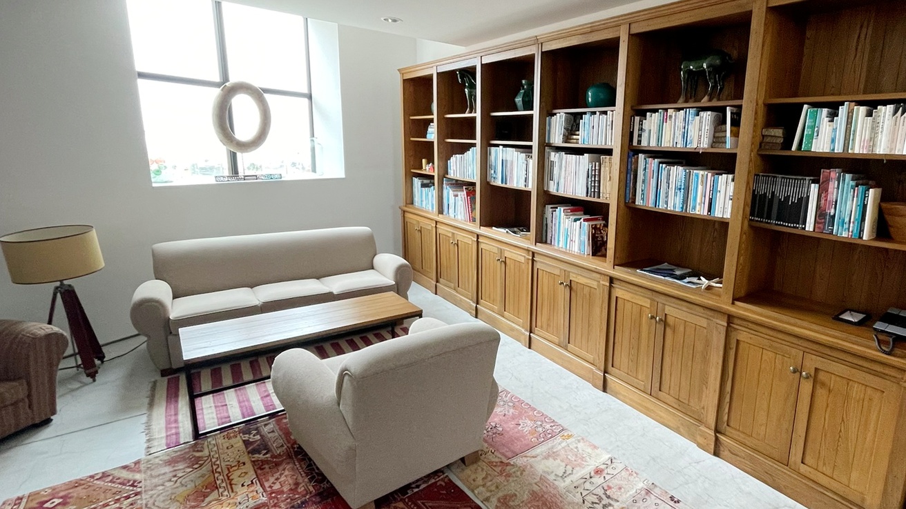 ライブラリーでゆったりとホテルステイをお過ごしください。