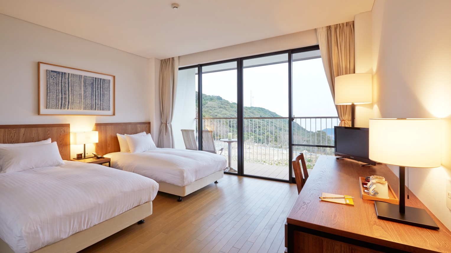落ち着きある木目調のスーペリアルーム。バルコニーから五島の空気と景色をご堪能ください。 