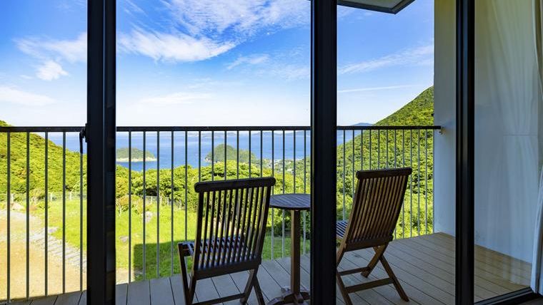 プライベートな空間で誰にも邪魔されることなく、海と島々の風景を楽しむ贅沢（スイートルーム）