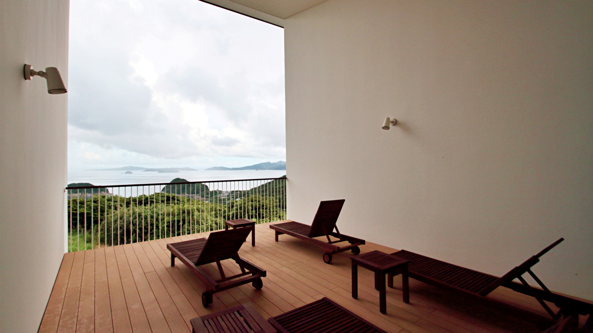 【湯上がりテラス】お風呂上りに五島の景色と風、音をお楽しみください。（館内着にて利用可能）