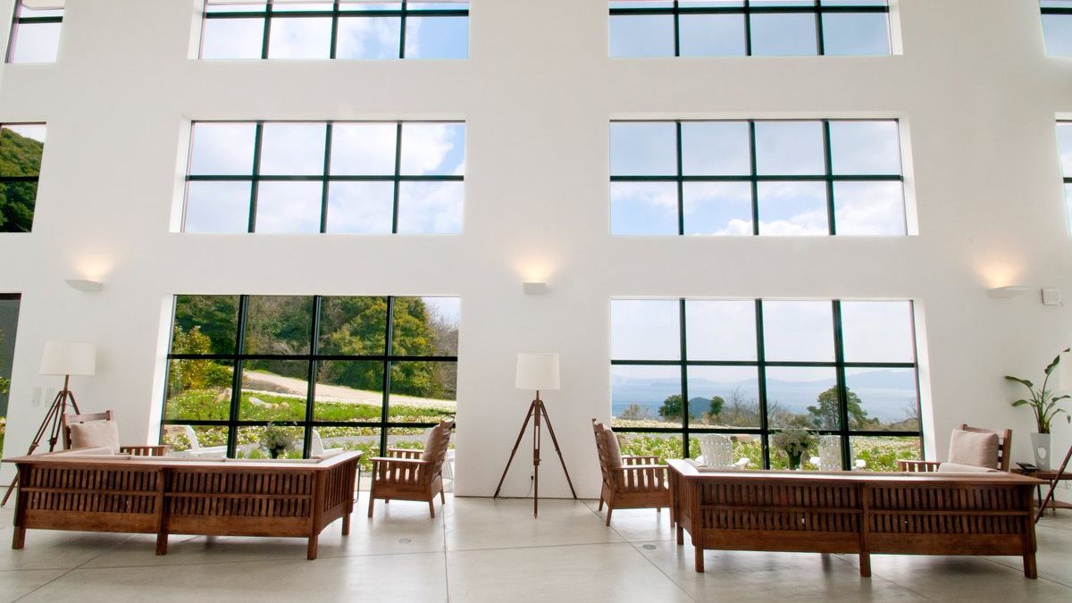 自然を感じる開放的なロビーがお出迎えいたします。