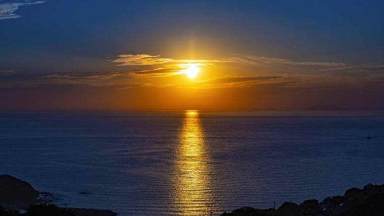 夕方、海にオレンジの道を作り、水平線の向こうに沈む夕日。西側の客室やエントランス前からご覧頂けます
