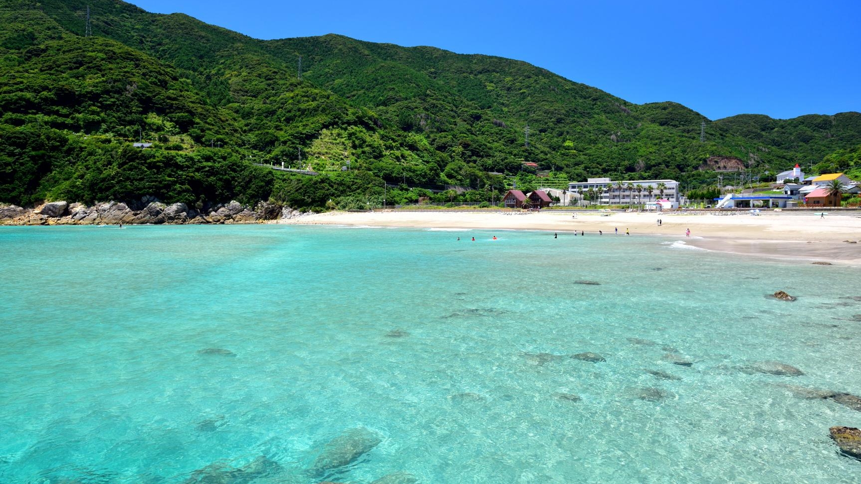 高井旅海水浴場　五島灘の水平線が望める、白い砂浜と青い海が美しい海水浴場（ホテルより車約40分）