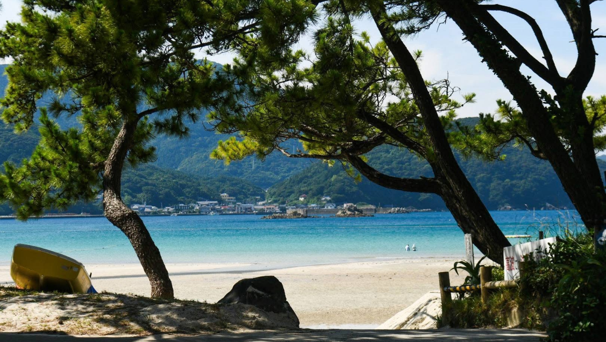 蛤浜海水浴場　白い砂浜と遠浅の海で小さなお子様も安心して楽しめます。(ホテルより車約20分)