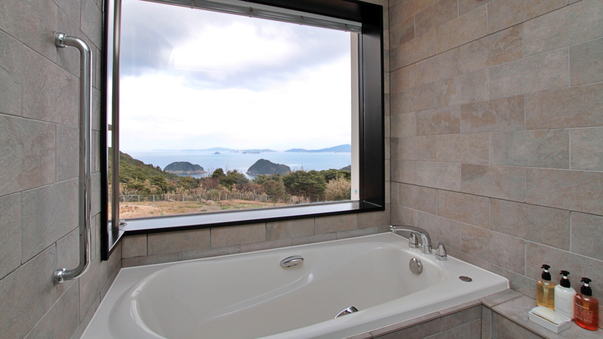 デラックスルーム、スイートルーム備え付けのお風呂でのんびりと五島の景色をお楽しみください。 