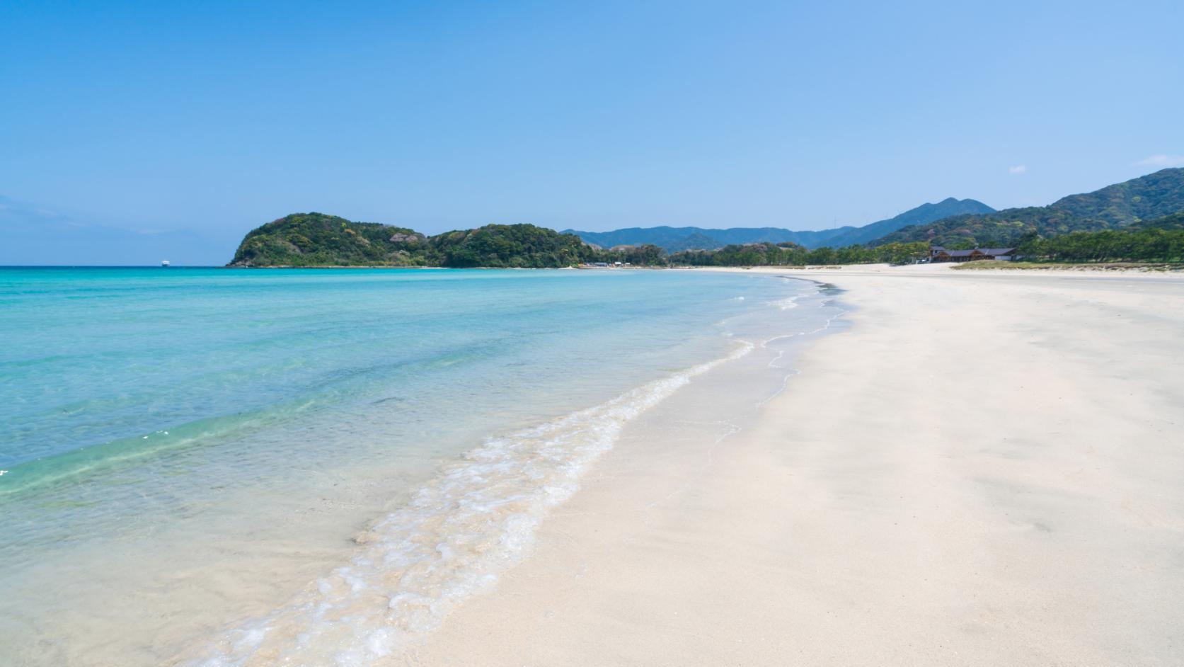 蛤浜海水浴場　白い砂浜と遠浅の海で小さなお子様も安心して楽しめます。(ホテルより車約20分)