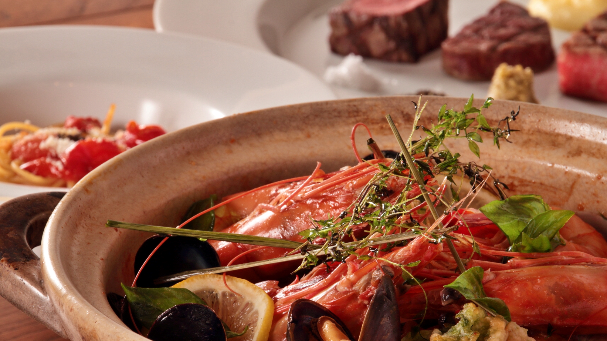 希少な「五島牛」のモモ・ヒレ・サーロインの食べくらべと旬の鮮魚を使ったお料理をお楽しみください。