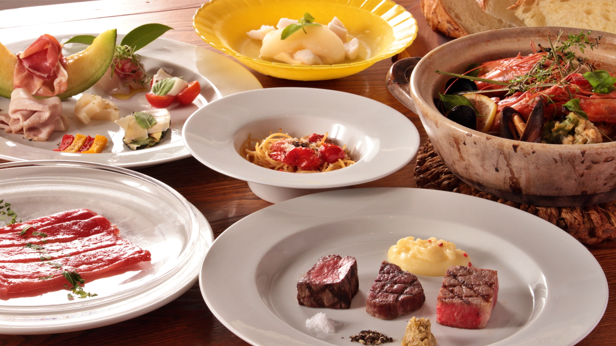 希少な「五島牛」のモモ・ヒレ・サーロインの食べくらべと旬の鮮魚を使ったお料理をお楽しみください。