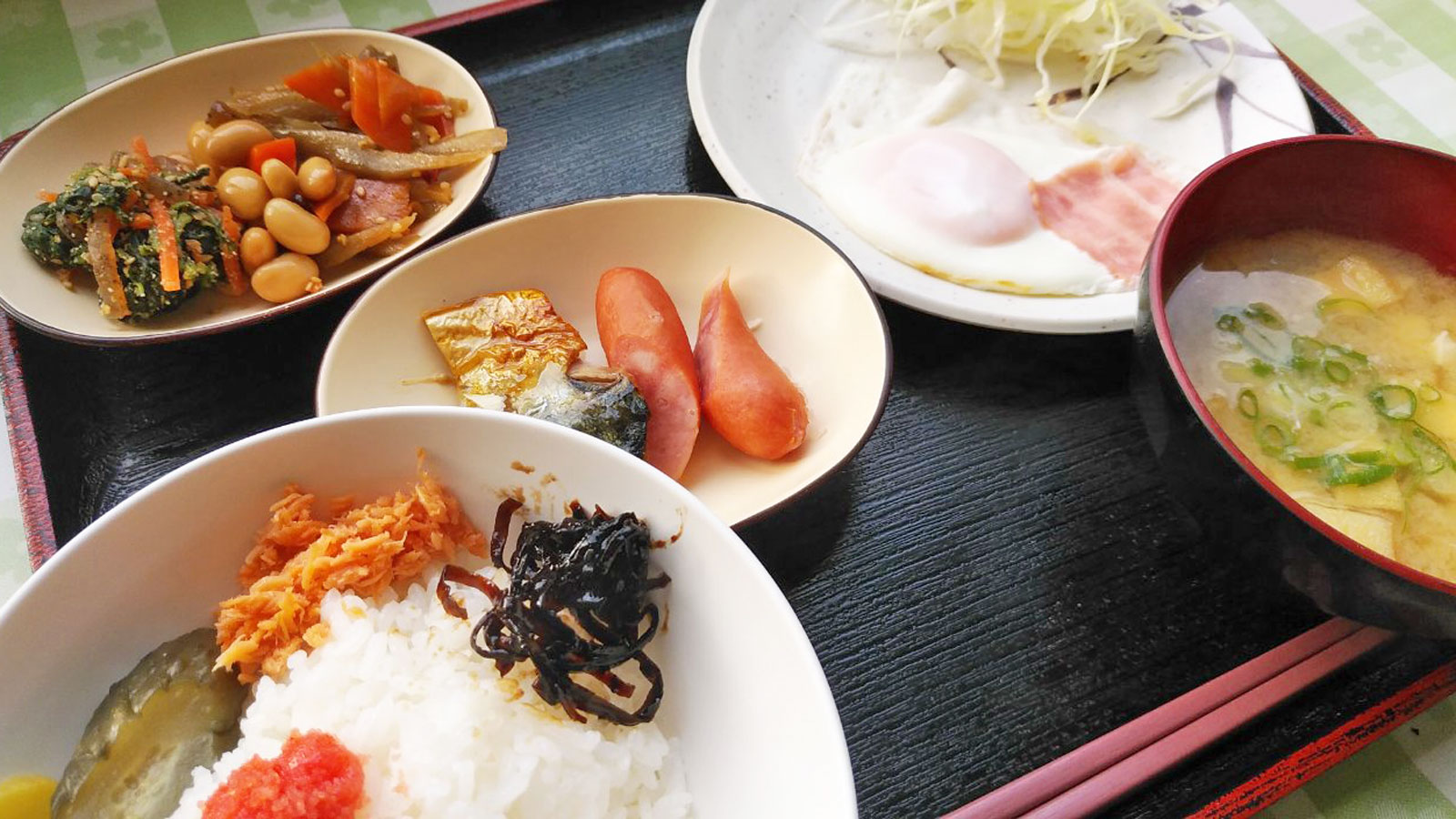 *【朝食】目玉焼きや、セルフのおかずと、ご飯・味噌汁のおかわりも可能！朝から元気をチャージ！