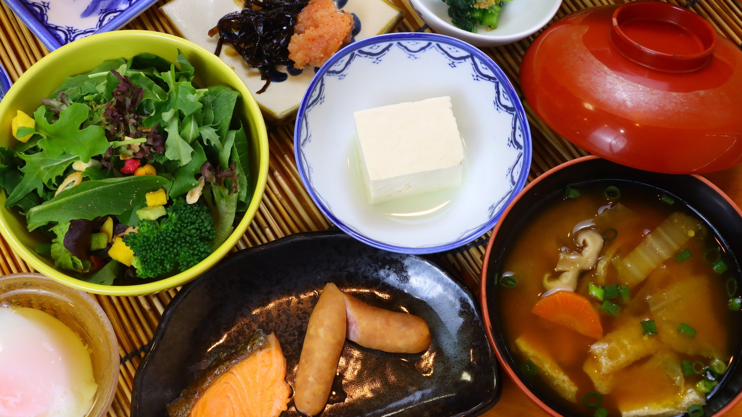 【１泊朝食】夕食は他店でご自由に♪朝は健康的な和定食！ほかほかご飯に合うおかずをご用意しております♪