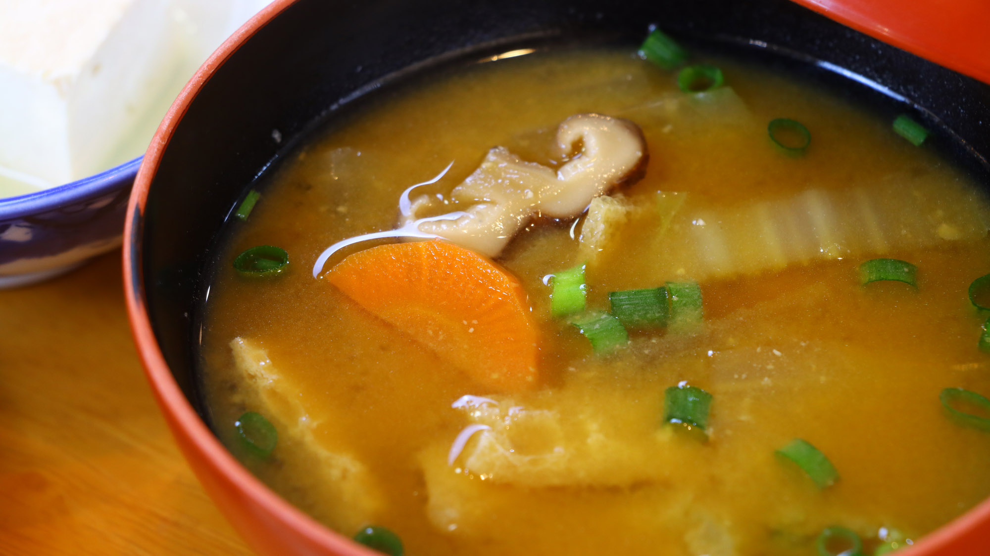 ＜朝食＞具沢山味噌汁で身も心も温まる