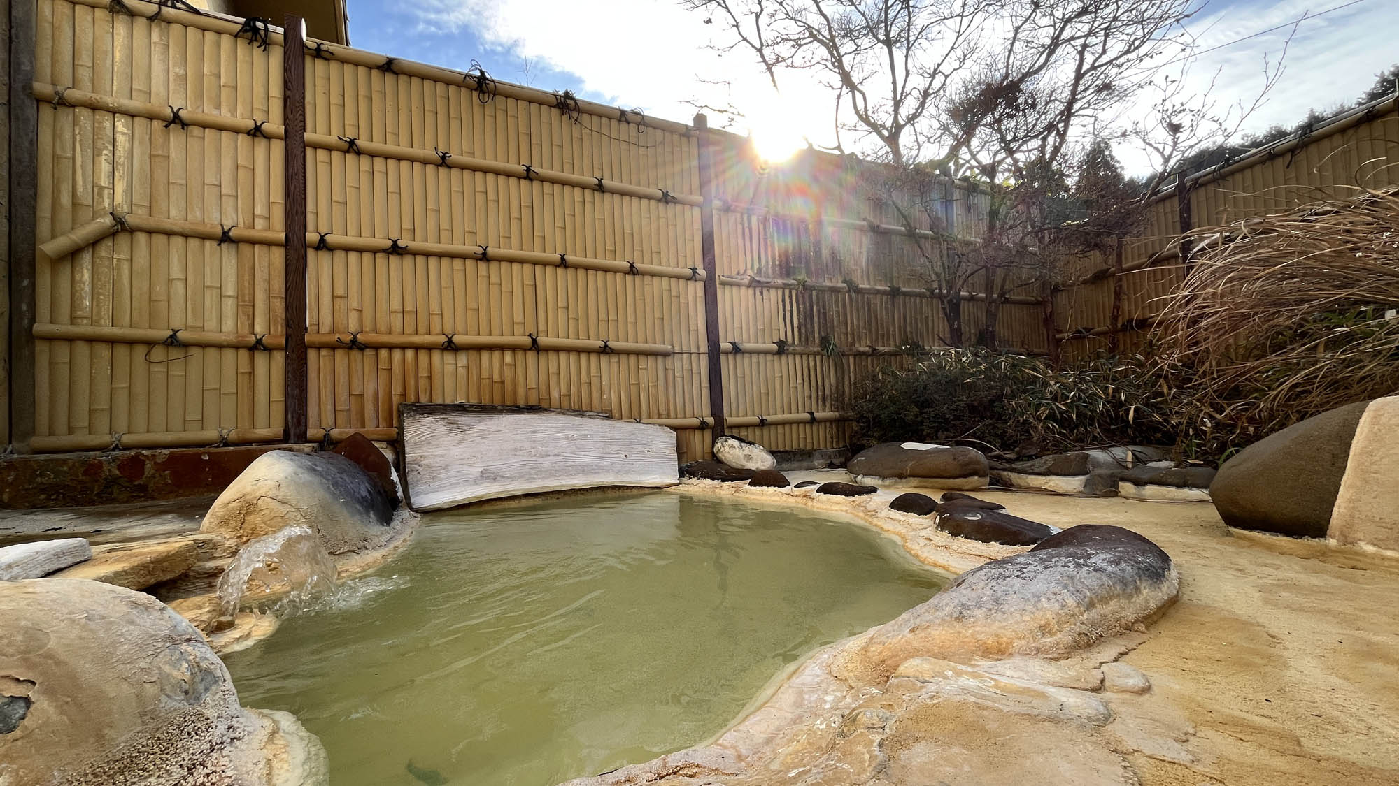 ＜露天風呂＞開放感のある露天風呂はぬる湯でついつい長湯してしまいます