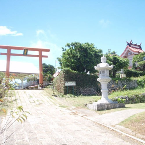 Kuil Kotohira dan Kuil Jinzushi terletak bersebelahan di reruntuhan Kastil Yoron, yang berada di titik tertinggi di Pulau Yoron.