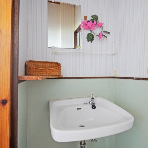 【和室6畳】バストイレは共同ですが、洗面所は客室にございます。