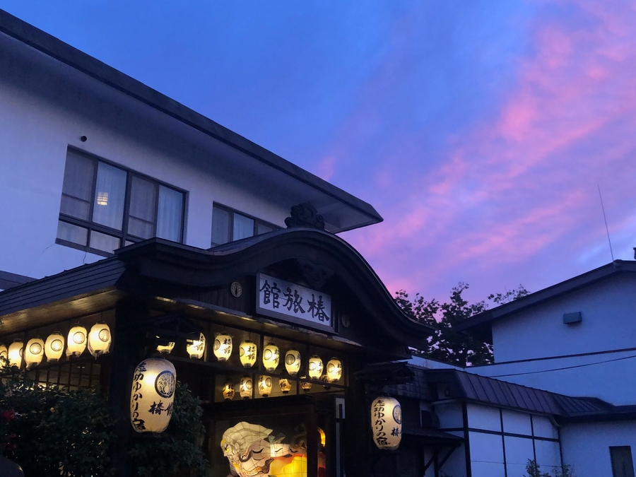 椿館の夕暮れの外観